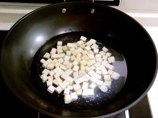 肉末豆腐,把浸泡好的豆腐切成1㎝见方的小丁，焯水1分钟