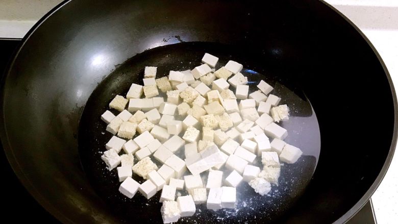 肉末豆腐,把浸泡好的豆腐切成1㎝见方的小丁，焯水1分钟