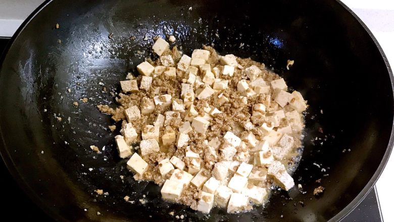 肉末豆腐,把淀粉液倒入锅中，勾汁