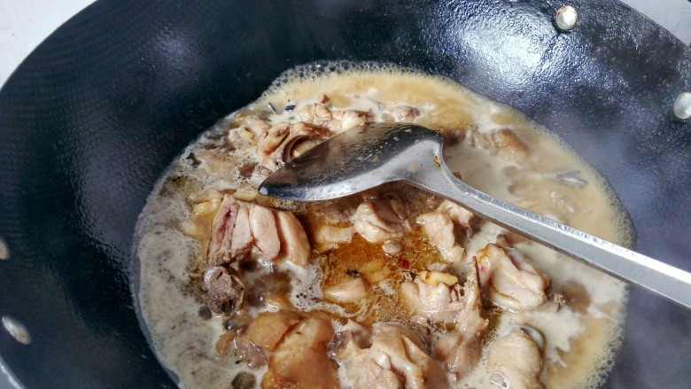 土豆烧鸡块,锅中倒入清水，加适量的盐，清水以刚刚盖过鸡块为宜。