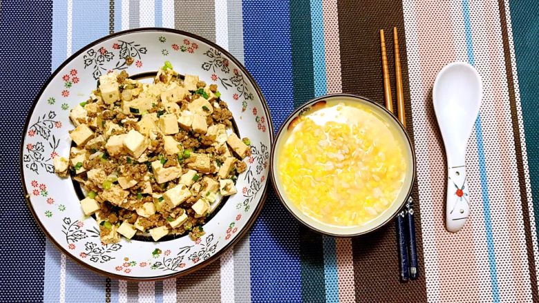 肉末豆腐,配上一碗玉米燕麦粥就是一顿非常完美的早餐！