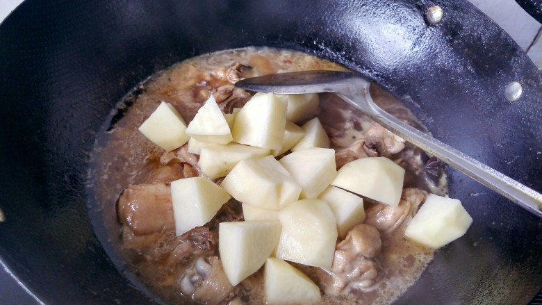 土豆烧鸡块,锅内汤汁变少，加入土豆。
