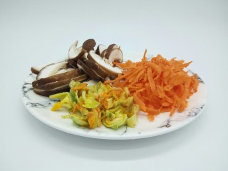 绿色美食+大杂烩年糕汤,香菇，胡萝卜，南瓜花方便切好