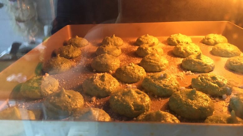 #绿色美食#抹茶红豆小圆饼干,烤箱预热180度，中层烤10分钟左右