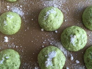 #绿色美食#抹茶红豆小圆饼干,一个个地挤在不沾的烤盘里，不要挤太大留有间距，表面撒糖粉