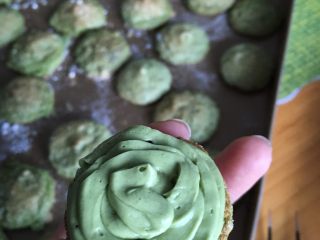 #绿色美食#抹茶红豆小圆饼干,再覆盖一层馅