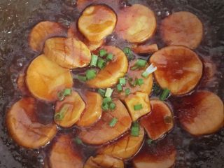 酱烧杏鲍菇,待料汁浓稠，撒上葱花拌匀即可。