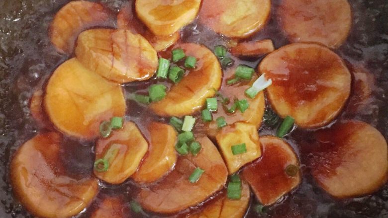 酱烧杏鲍菇,待料汁浓稠，撒上葱花拌匀即可。