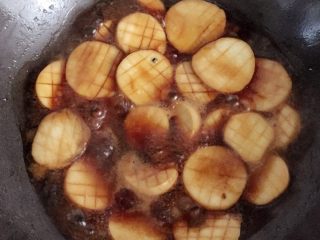 酱烧杏鲍菇,炒至杏鲍菇变软，将调好的酱汁倒入锅中，翻炒均匀，盖上锅盖中火焖煮两分钟。