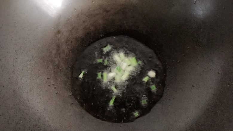 酱烧杏鲍菇,炒锅倒入适量油烧热，下入切好的葱白爆香。