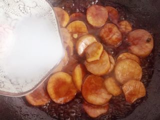 酱烧杏鲍菇,烧至酱汁变少，杏鲍菇软熟时，倒入调好的水淀粉勾芡。