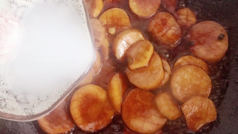 酱烧杏鲍菇,烧至酱汁变少，杏鲍菇软熟时，倒入调好的水淀粉勾芡。