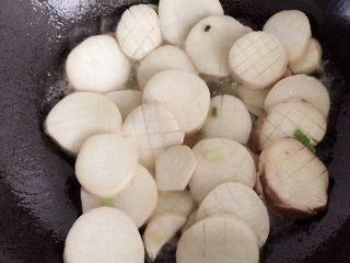 酱烧杏鲍菇,然后将杏鲍菇倒入锅中翻炒。
