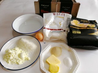 芝麻酱小土司,准备好原材料，南方天气热，继续采用后油后盐后酵母法操作。