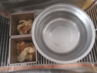 芝麻酱小土司,模具放入发酵箱，里面放一碗热水，保持在38度左右。