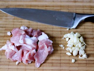 绿色美食+酱爆菜花,排酸后的猪肉洗净后切成薄片、蒜切成碎末备用
