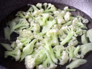 绿色美食+酱爆菜花,焯好的菜花捞出洗净后用清水浸泡一会儿