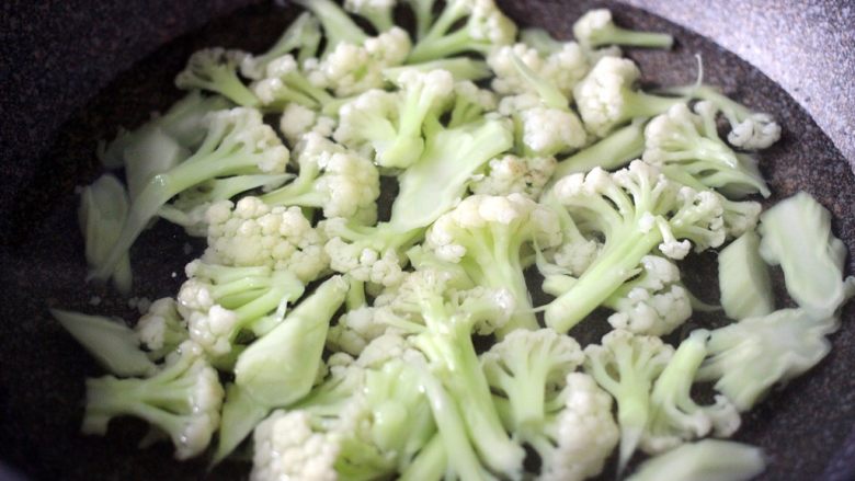 绿色美食+酱爆菜花,焯好的菜花捞出洗净后用清水浸泡一会儿