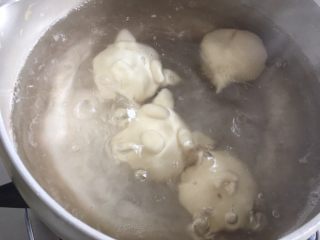 萌萌柴犬糯米丸子,放入沸水中煮五分钟左右，浮出水面即可。