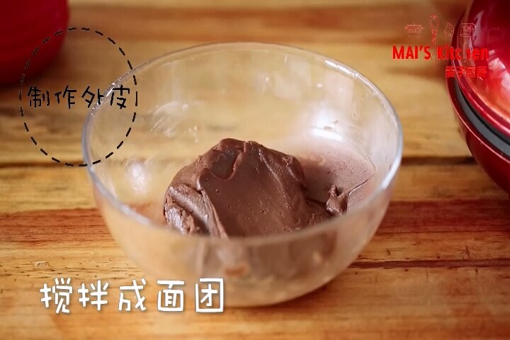 快手！网红奶黄巧克力月饼，免模具！,制作外皮：筛入低筋面粉和可可粉，搅拌均匀成面团，盖上保鲜膜，冷藏30分钟。