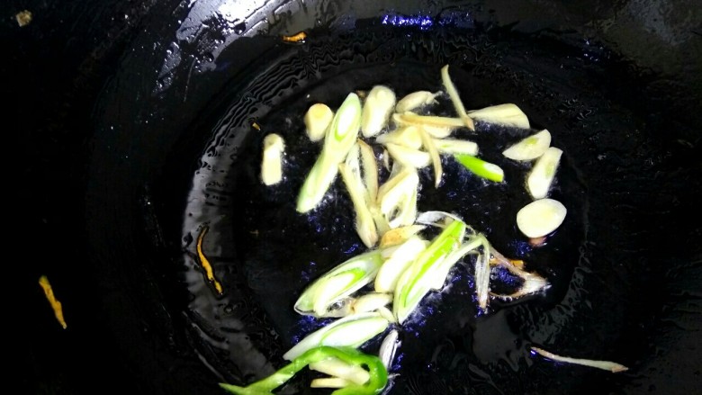 鱼香三丝,锅中放入适量植物油，爆香葱姜蒜
