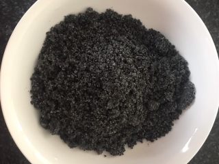 黑芝麻汤圆,磨成很细腻的粉末。