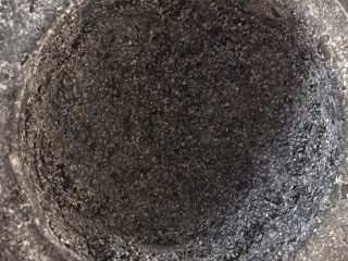 黑芝麻汤圆,因为不够细腻又放石臼中研磨。