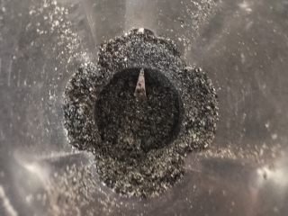 黑芝麻汤圆,黑芝麻和糖放粉碎机打成粉末。