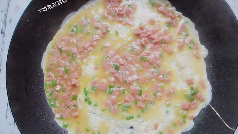 火腿鸡蛋卷,不粘锅薄薄地刷一层油，烧热