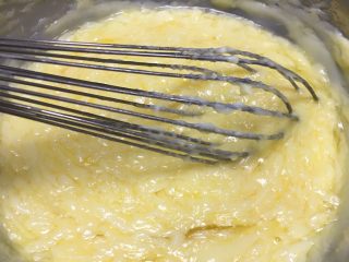 玫瑰饼干,分2至3次加入鸡蛋液，每次都要蛋液完全融化黄油再加入