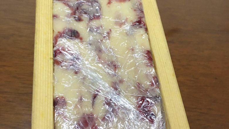玫瑰饼干,用保鲜膜包裹面团，放入长方形模具中，放冰箱冷冻半小时或以上