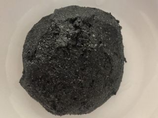 黑芝麻汤圆,揉成团后放冰箱冷冻几分种。