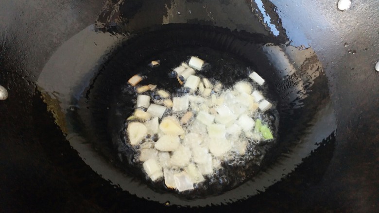 豆豉辣酱皮皮虾,炒锅油烧热后放入一部分葱姜蒜粒爆香