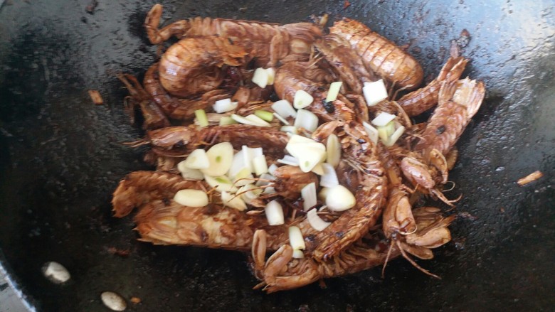 豆豉辣酱皮皮虾,煸炒几下就可以关火出锅了
