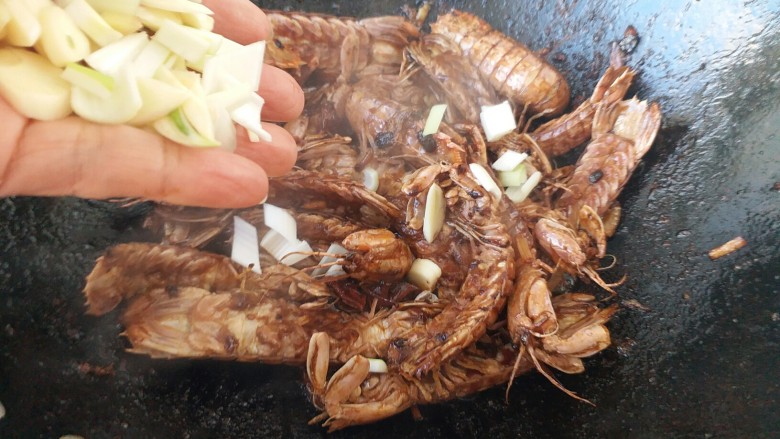 豆豉辣酱皮皮虾,煸炒熟后在出锅前将剩余的葱姜蒜里放入锅里，增加蒜香味道