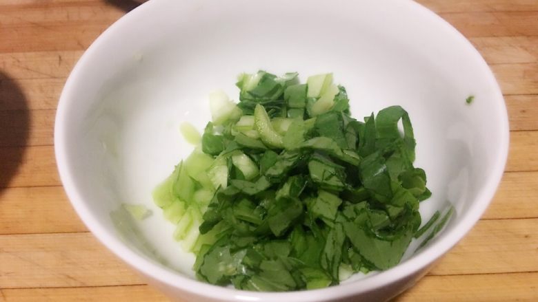 香菇青菜,摘下不整齐的菜叶，切丁