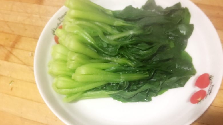 香菇青菜,小青菜放入沸水中断生，水中加一小勺盐，可以让青菜更加翠绿，青菜根部要先入水