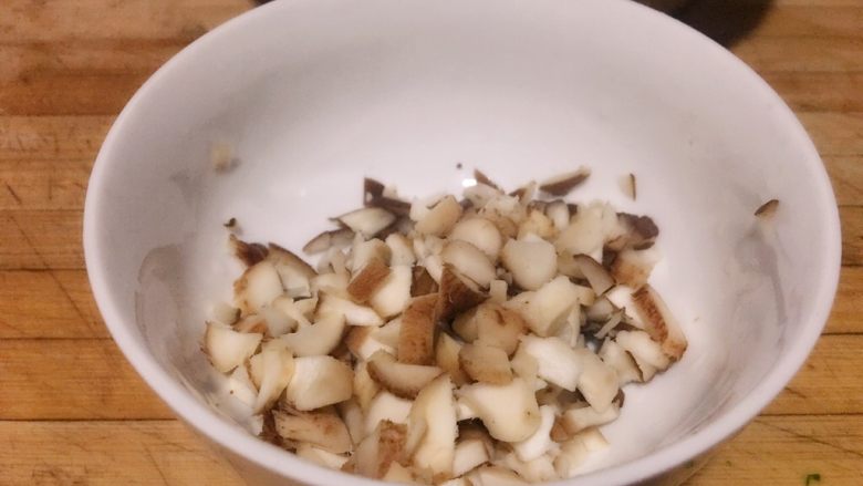 香菇青菜,将香菇梗和切下的部分切粒