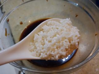秘制酱小排蒸饭,留在大碗中的液体部分不要马上倒掉
将大米全部放入