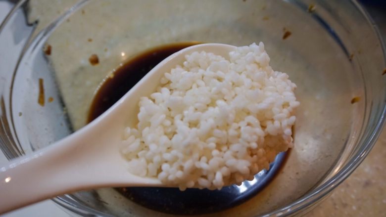 秘制酱小排蒸饭,留在大碗中的液体部分不要马上倒掉
将大米全部放入