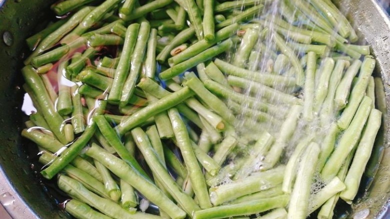 绿色美食+干煸豆角,去头尾，折小段，洗净