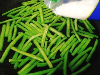 绿色美食+干煸豆角,锅里放入烧开，倒入豆角，加点盐