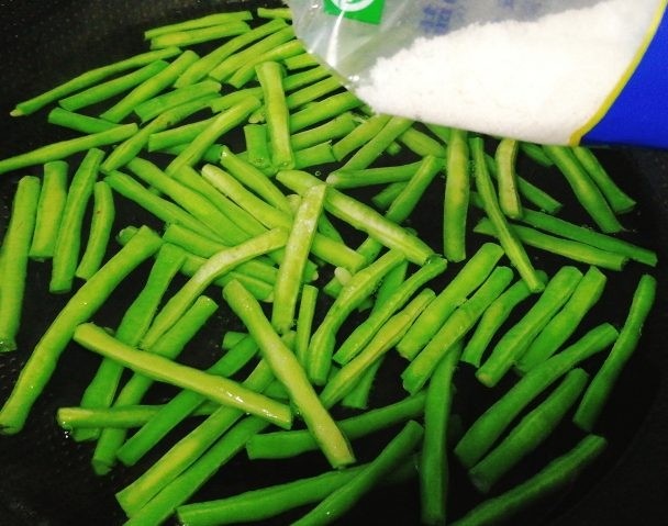 绿色美食+干煸豆角,锅里放入烧开，倒入豆角，加点盐