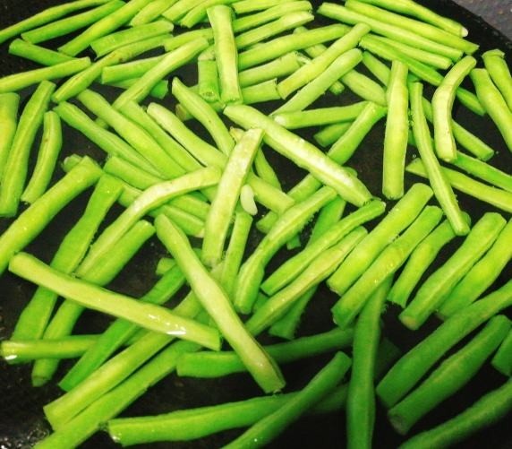 绿色美食+干煸豆角,煮3~5分钟即可