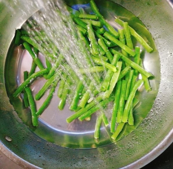 绿色美食+干煸豆角,冷水冲洗