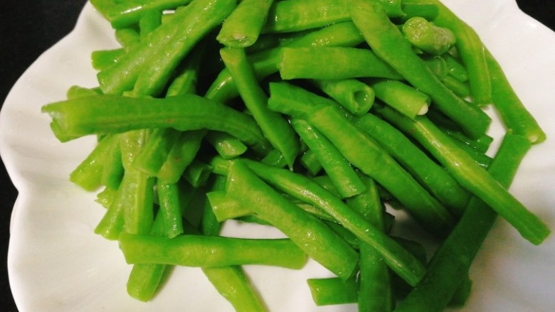 绿色美食+干煸豆角,捞出沥水