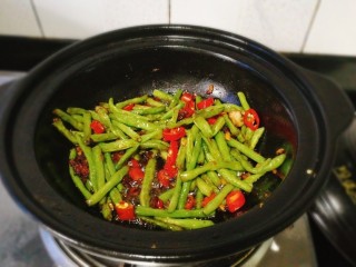 绿色美食+干煸豆角,会吃辣的可以把辣椒和蒜头一块入锅，不会吃辣的可以后面加入，