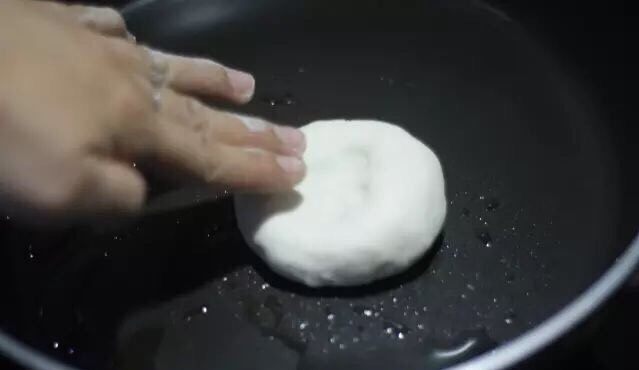 韭菜鸡蛋馅饼 家常便饭最暖心,因为面很软，直接把包好的“包子”褶朝下按到平底锅里。