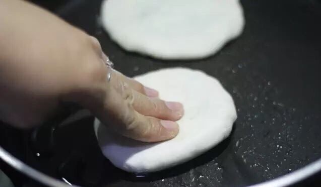 韭菜鸡蛋馅饼 家常便饭最暖心,在锅里直接用手指压薄推开。