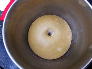咖啡麻薯杂粮坚果软欧,面团发至两倍大，手粘干粉戳洞洞口不回缩表示发好。